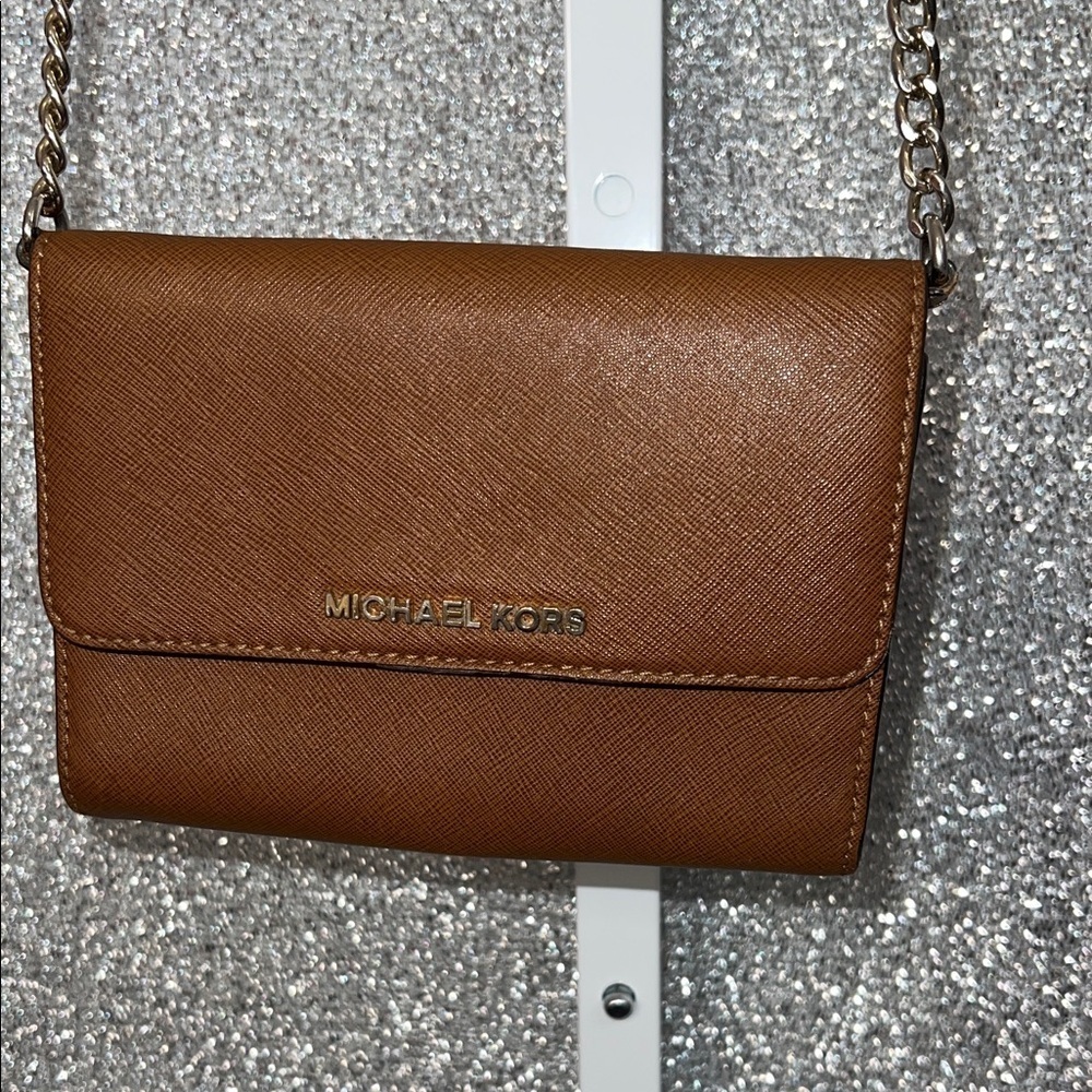 Premium Vintage Michael Kors Tan Crossbody Bag $39
7x5”.5”x1”
Adjustable Strap